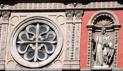 Fachada con estatua en una iglesia de Madrid