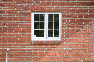 Fototapeta na wymiar Backsteinwand mit Fenster
