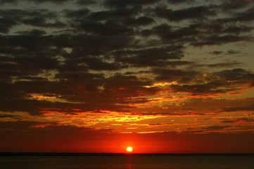 Fototapeta na wymiar dawn on the lake. dramatic dawning sky on the Great Lakes