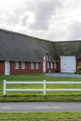 Fototapeta na wymiar Bauernhaus mit weißem Zaun