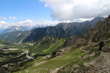 Fototapeta na wymiar Ausblick Karwendel grüne Wiese und Felsformationen