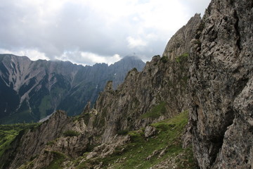 Ausblick Karwendel grüne Wiese und Felsformationen