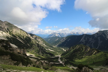 Ausblick Karwendel grüne Wiese und Felsformationen