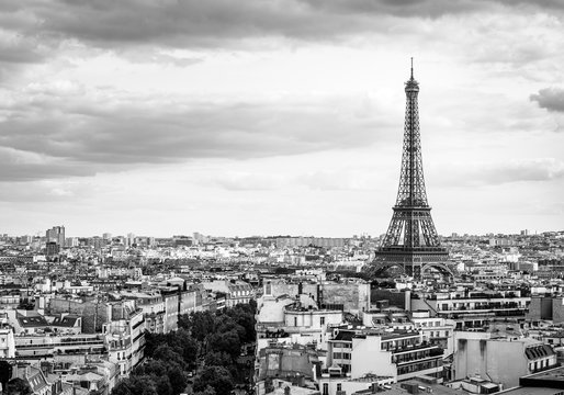 パリ　凱旋門から眺めるエッフェル塔　モノクロ
