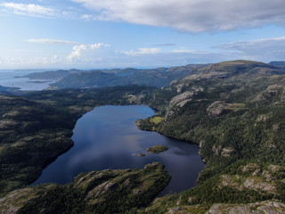 Fototapeta na wymiar Stavanger (Norway) Die Natur Norwegens , Drohnen Foto , mit See und Sicht auf Felsen bei blauem Himmel mit kleinen Norwegischen Häusern , Beauty of Norway 