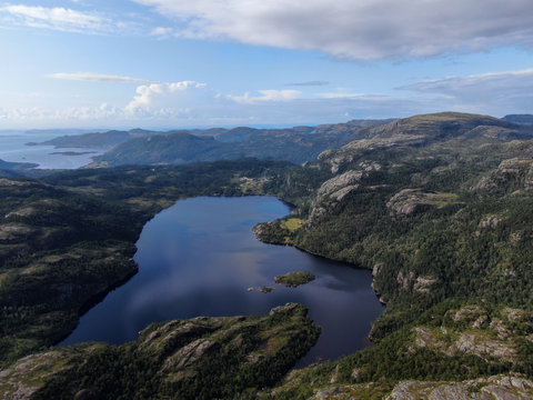 Stavanger (Norway) Die Natur Norwegens , Drohnen Foto , mit See und Sicht auf Felsen bei blauem Himmel mit kleinen Norwegischen Häusern , Beauty of Norway © MariaLuisa