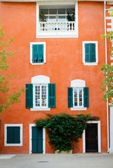 Fototapeta na wymiar facade of mediterranean building with colorful shutter 