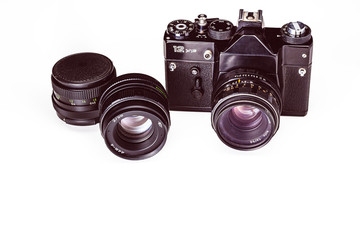 Stary analogowy aparat fotograficzny i stare obiektywy na białym tle.  - obrazy, fototapety, plakaty