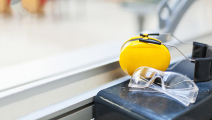 Arbeitsschutz Schutzbrille und Gehörschutz auf Kreissäge in Werkstatt Hörschutz, Lautstärke, Augenschutz