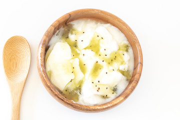 キウイフルーツのフルーツソースをかけたヨーグルト