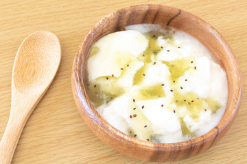 キウイフルーツのフルーツソースをかけたヨーグルト