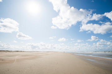 Fototapeta na wymiar Blauer Himmel am Strand der Nordsee
