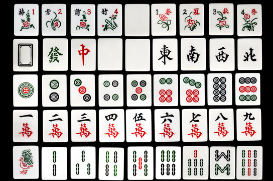 Jogos Chineses Isolados De Mahjong Em Fundo Branco Com Ladrilhos