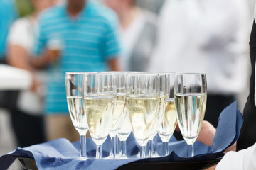 Sekt auf Tablett
