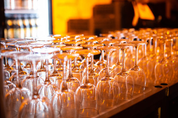 Gläser an der Bar