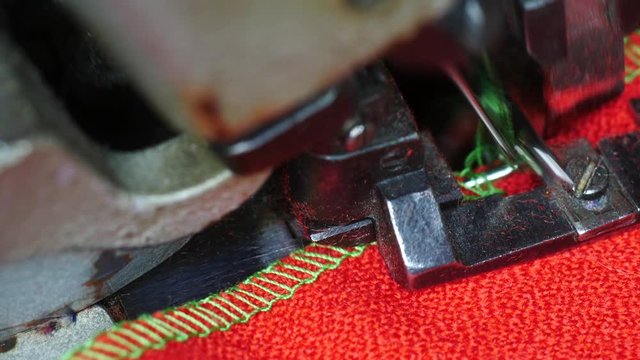 Overlock sewing mechanism in work macro traveling shot