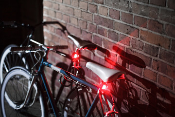 Fahrräder bei Nacht
