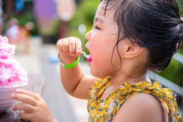 Obraz premium かき氷を食べる子供