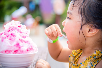 かき氷を食べる子供