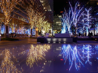 都市の夜景　反射　横浜　みなとみらい