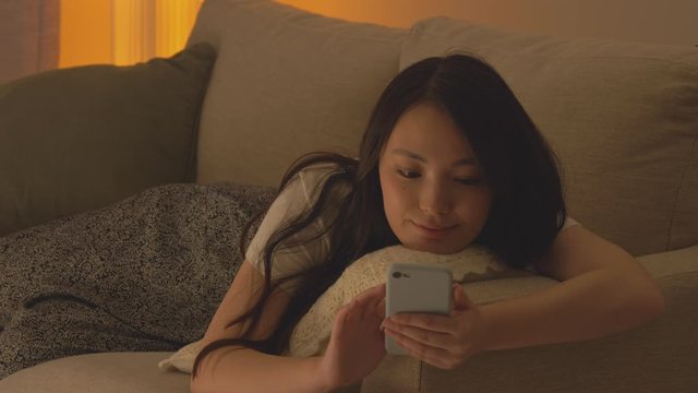 スマートフォン・女性・夜