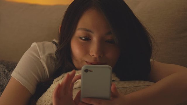 スマートフォン・女性・夜