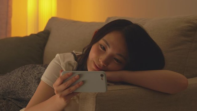 スマートフォン・女性・夜