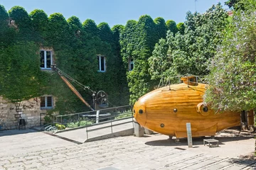 Tuinposter Onderzeeër op de binnenplaats van het Maritiem Museum - Barcelona. Een onderzeeër te zien in het Maritiem Museum (Museu Maritim) in Barcelona, Spanje © Toniflap