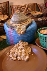 Wytłaczanie oleju arganowego w małym warsztacie w maroku