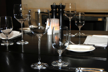 wine glasses on the table in a restaurant