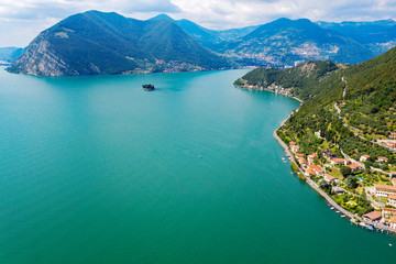 Fototapeta na wymiar Lago D'Iseo (IT) - Peschiera Maraglio - Isola di San Paolo - vista aerea