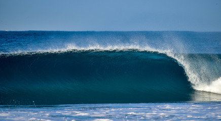 ola perfecta en el mar celeste 