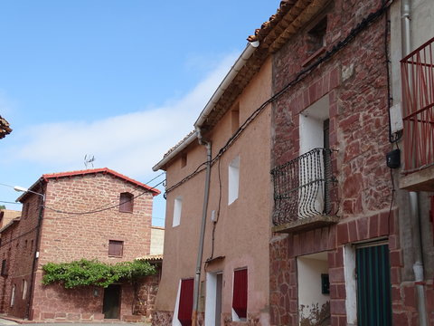 castillo de peracense y sus alrededores casas de arenisca roja y parra teruel aragon espa&ntilde;a