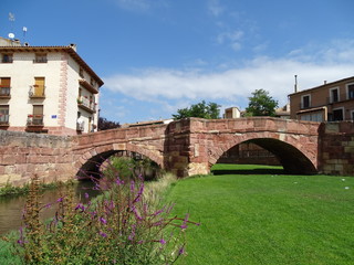 castillo de molina de aragon y su entorno puente medieval  arenisca roja  guadalajara castilla la...
