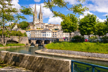 A view of Niort from the quay of Sevre Niortaise river, Deux-Sevres, Poitou-Charentes region, France - obrazy, fototapety, plakaty
