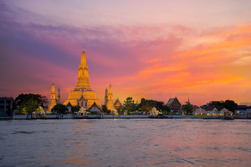 Fototapeta na wymiar Wat Arun Temple at sunset in bangkok.