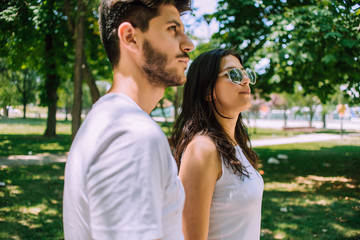 Obraz premium Young couple on date in summer park