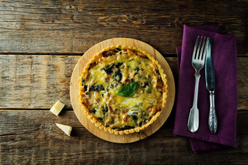 bacon spinach quiche with fresh spinach leaves