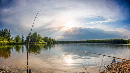 Angeln oder fischen mit zwei Angelruten an einem großen ruhigen See