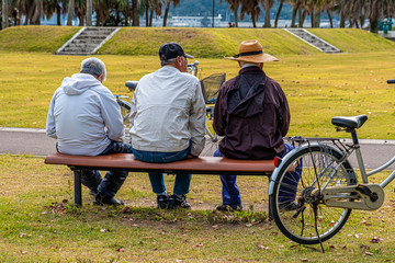公園のベンチで憩う三人の老人たち
