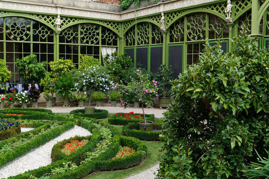 Der Garten vor der Orangerie im Schweriner Schloss