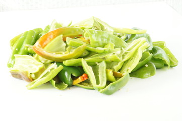 Peperoni verdi del sud Italia tagliati a metà, pronti per essere fritti in padella