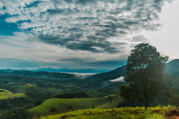 Obraz premium THE MOUNTAINOUS LANDSCAPE AT DAWN