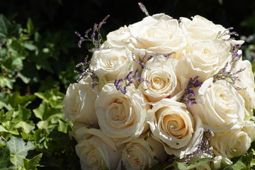 Bouquet de novia con rosas blancas y detalles lilas
