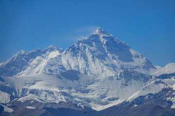 Fototapeta na wymiar CLOSE UP: Spectacular shot of windswept summit of Mount Everest from Gawula Pass