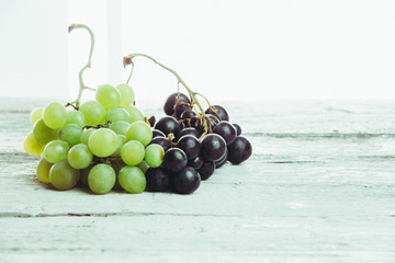 Les raisins vert et noirs