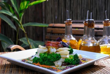 Restaurante Capim Santo..Bacaçlhau confit com Brócolis, batata doce, pesto de pimentão vermelho, azeitonas pretas e ervas