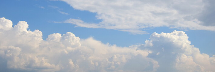 Weiße Wolken vor blauen Himmel - Hintergrund