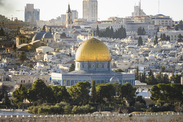 Fototapeta na wymiar View from above, stunning view of the Jerusalem skyline with the beautiful Dome of the Rock (Al-Aqsa Mosque). Picture taken from the Mount of Olives adjacent to Jerusalem's Old City.