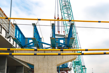 高架の鉄骨橋脚架設工事の風